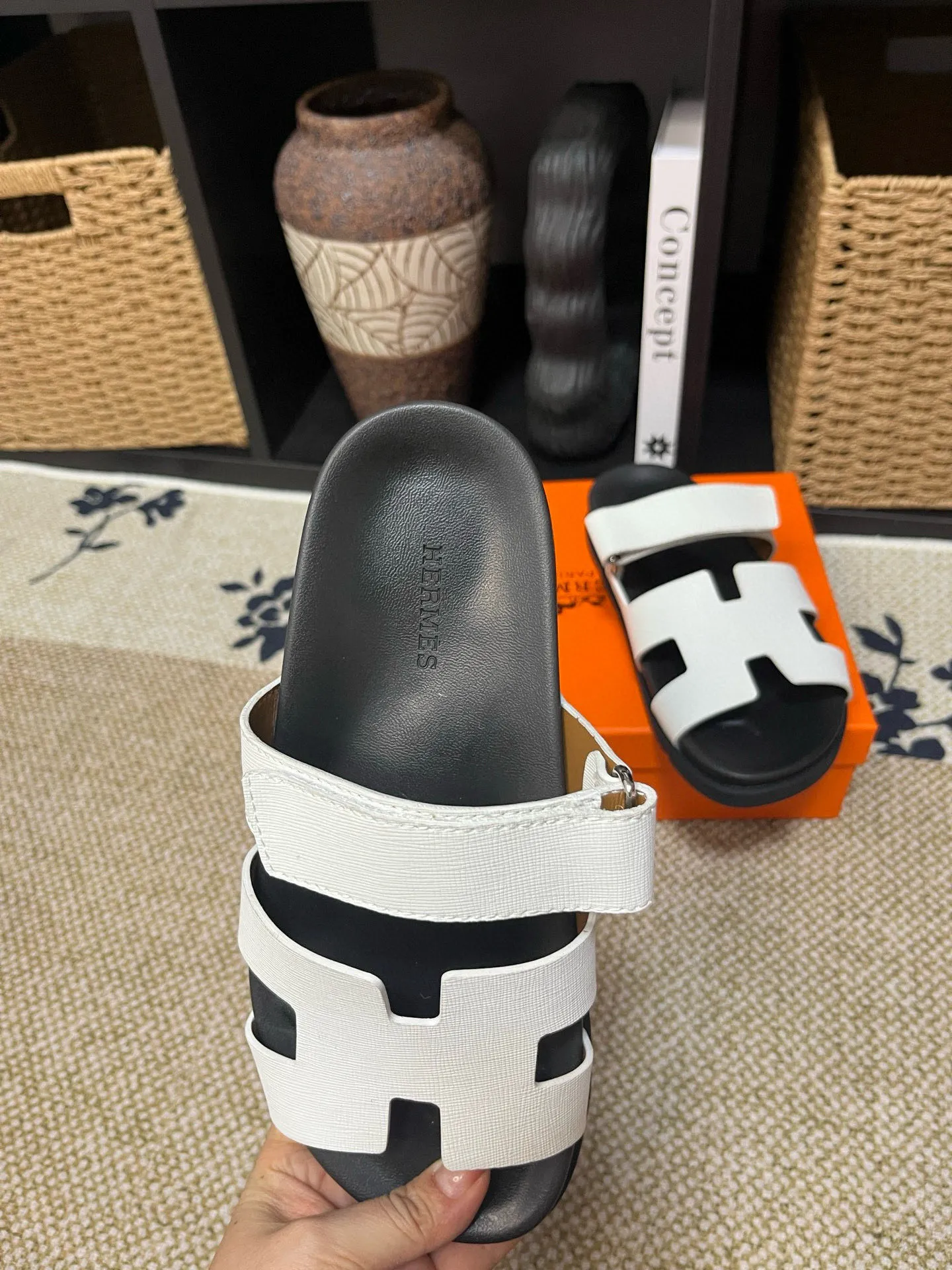 Factory price: 340💰Long-term availability Hermes men's Kazimir slippers for couples - top quality, Hermès woven calfskin functional sandals. The interwoven upper inspired by the "H" iconic pattern creates a casual look, which can be said to be a good companion for summer. Imported cowhide + cowhide lining + TU men's shoes💰Outsole Size: 35-46